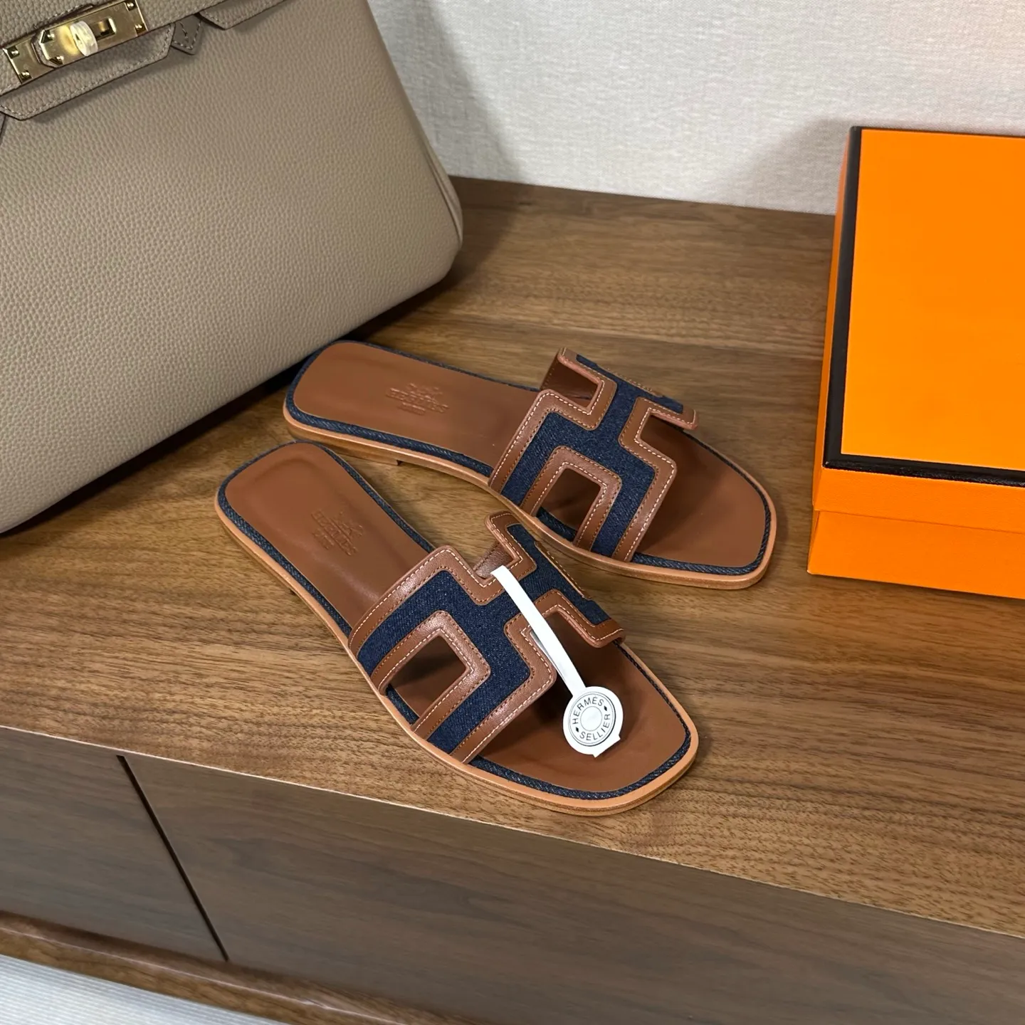 👟👟Ex-factory price 440👟👟 Hermes Hermes H slippers Oasis sandals series——————————Fashionable and versatile Super comfortable Every detail is made to the extreme Original swift calfskin Original 1:1 exclusive private mold upper/original leather outsole ▪️Packaging: Each pair of shoes comes with packaging ▪️SIZE: 35~42 (.40.41.42 customization is non-refundable and non-exchangeable)